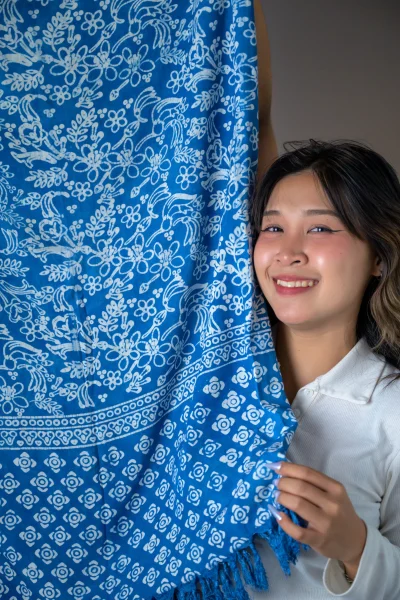 ผ้าคลุมไหล่ลีมาบาติก ย้อมคราม