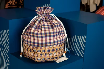 กระเป๋าผ้าขาวม้าผสานเส้นไผ่ Cotton Krama bag combined with bamboo fibers.