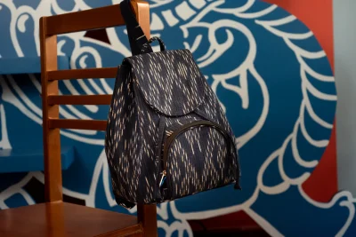 กระเป๋าเป้มัดหมี่ฝ้ายย้อมคราม Indigo-dyed cotton tie-dye backpack.