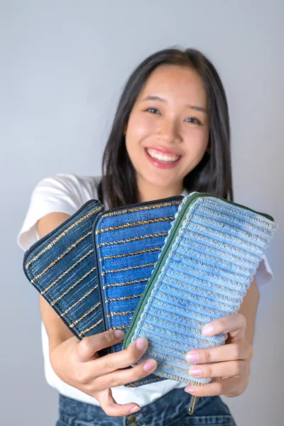 กระเป๋าคลัชฝ้ายย้อมคราม ผสานเส้นผักตบชวา Indigo-dyed cotton clutch bag  combined with water hyacinth fibers