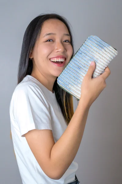 กระเป๋าคลัชฝ้ายย้อมคราม ผสานเส้นผักตบชวา Indigo-dyed cotton clutch bag  combined with water hyacinth fibers