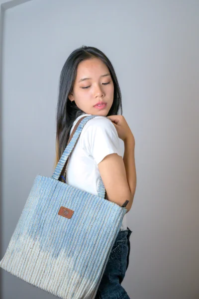กระเป๋าสะพายฝ้ายย้อมครามผสานเส้นผักตบชวา Indigo-dyed cotton shoulder bag combined with water hyacinth fibers.