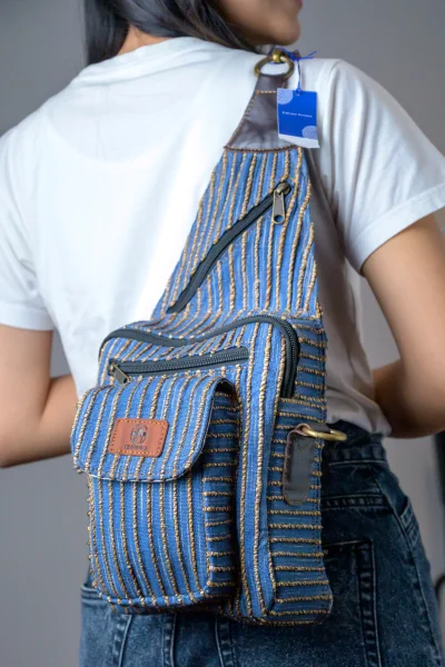 กระเป๋าเป้คาดอก ฝ้ายย้อมครามผสานเส้นผักตบชวา Crossbody backpack made from indigo-dyed cotton combined  with water hyacinth fibers.