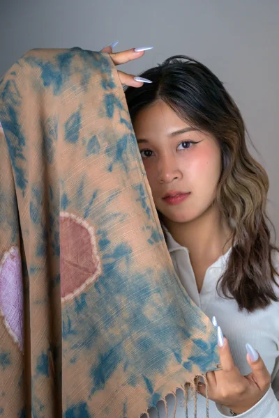 ผ้าคลุมไหล่นราพิมพ์ใบ สีโอรส Naraphim Bai Shawl in Peach