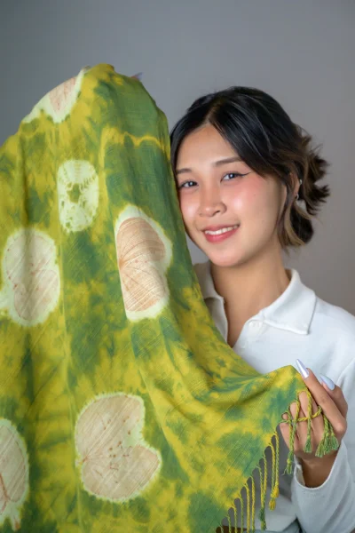 ผ้าคลุมไหล่นราพิมพ์ใบ สีเขียว Naraphim Bai Shawl in GREEn