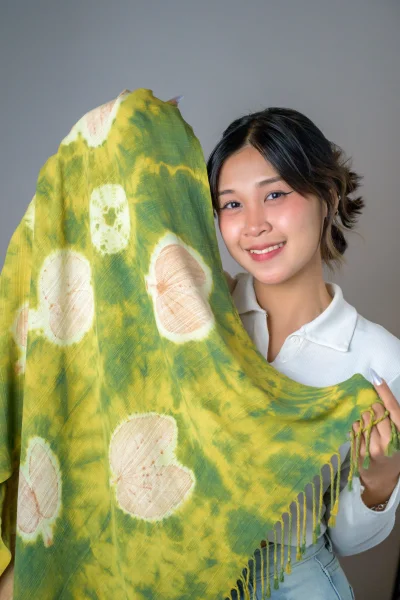 ผ้าคลุมไหล่นราพิมพ์ใบ สีเขียว Naraphim Bai Shawl in GREEn
