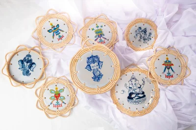 เครื่องแขวนกระเบื้องเขียนสีมงคล A hanging ornament with auspiciously painted tiles