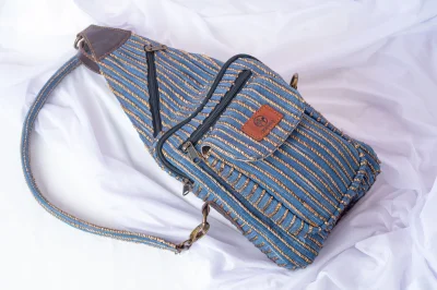 กระเป๋าเป้คาดอก ฝ้ายย้อมครามผสานเส้นผักตบชวา Crossbody backpack made from indigo-dyed cotton combined  with water hyacinth fibers.