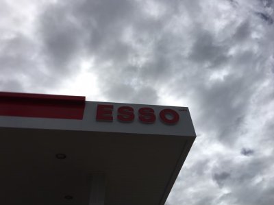 Esso Fracia หลังคาคลุมปั๊มน้ำมัน