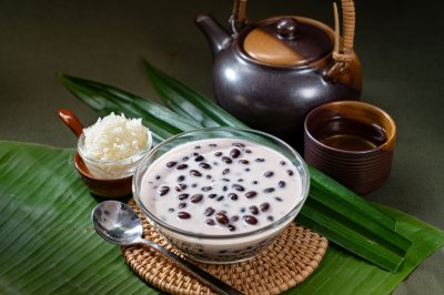 Sticky rice with black bean in coconut milk