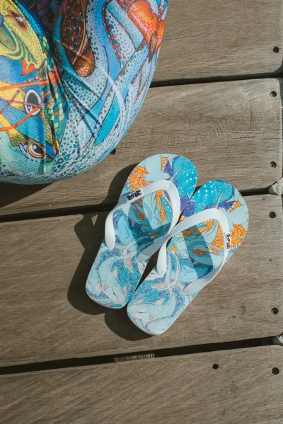 รองเท้าแตะ สำหรับเน็ตไอดอลภาคพื้นทะเล สุดคิ้วท์ Flip Flop Mer Design Collection© ผลิตจากวัสดุรีไซเคิล 100%