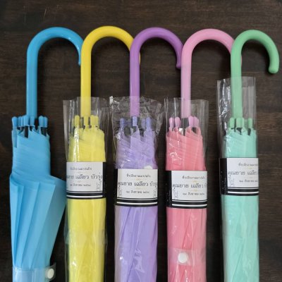 ร่มกันฝนพร้อมป้ายชื่อ