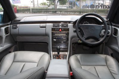 BENZ E230 2.3i Avantgarde AT YEAR 1996