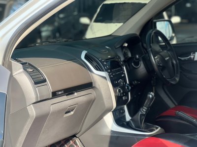 ISUZU DMAX cab 1.9 Z MT YEAR 2019 ISUZU DMAX cab 1.9 Z MT YEAR 2019