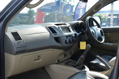 TOYOTA VIGO 4DR 2.5 E VNT Prerunner (ABS/Navi) MT YEAR 2013