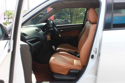 SUZUKI SWIFT 1.2 GLX AT YEAR 2017