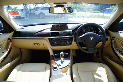 BMW 320i 2.0 (F30) AT YEAR 2015