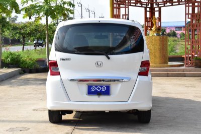 HONDA FREED 1.5 SE AT YEAR 2013