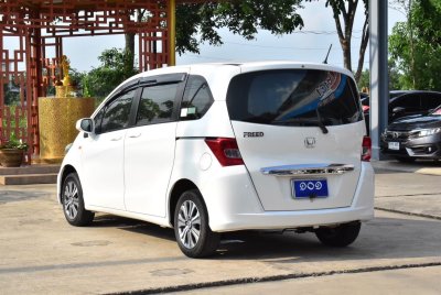HONDA FREED 1.5 SE AT YEAR 2013
