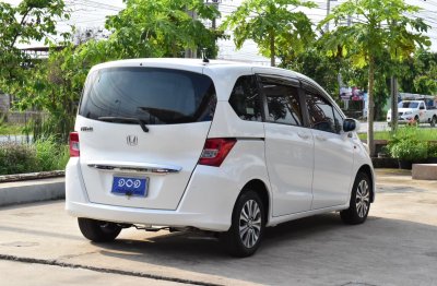 HONDA FREED 1.5 SE AT YEAR 2013