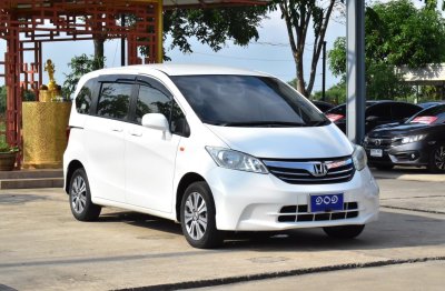 HONDA FREED 1.5 SE AT YEAR 2013