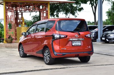 TOYOTA SIENTA 1.5 V AT YEAR 2017