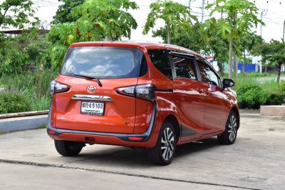 TOYOTA SIENTA 1.5 V AT YEAR 2017