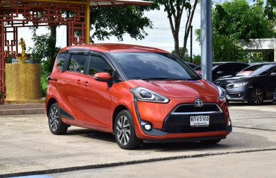 TOYOTA SIENTA 1.5 V AT YEAR 2017