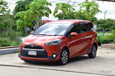TOYOTA SIENTA 1.5 V AT YEAR 2017