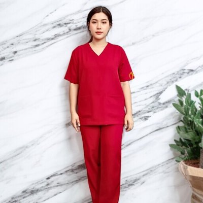 ชุดสครับ คอวีเกย สีแดงเลือดหมู ผ้าโซล่อน