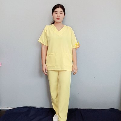 ชุดสครับ คอวีเกย สีเหลือง ผ้าโซล่อน