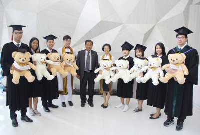 บัณฑิตที่สำเร็จการศึกษา ปีการศึกษา 2560 จำนวน 12 คน