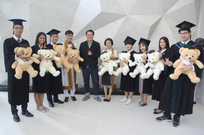 บัณฑิตที่สำเร็จการศึกษา ปีการศึกษา 2560 จำนวน 12 คน