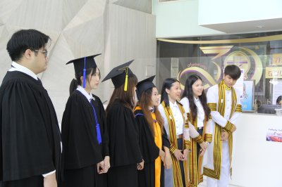 บัณฑิตที่สำเร็จการศึกษา ปีการศึกษา 2564 ร่วมถ่ายรูปจำนวน 8 คน (รอบที่ 1)