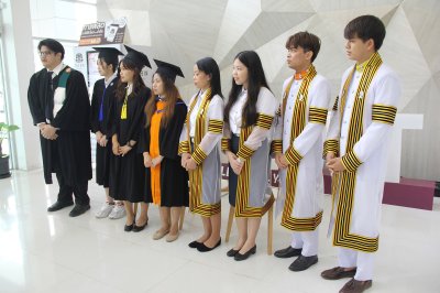 บัณฑิตที่สำเร็จการศึกษา ปีการศึกษา 2564 ร่วมถ่ายรูปจำนวน 8 คน (รอบที่ 1)