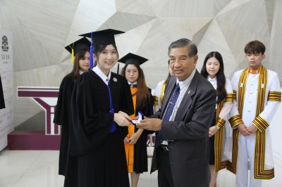 บัณฑิตที่สำเร็จการศึกษา ปีการศึกษา 2564 ร่วมถ่ายรูปจำนวน 8 คน (รอบที่ 1)