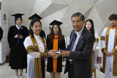 บัณฑิตที่สำเร็จการศึกษา ปีการศึกษา 2564 ร่วมถ่ายรูปจำนวน 8 คน (รอบที่ 1)
