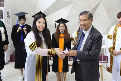 บัณฑิตที่สำเร็จการศึกษา ปีการศึกษา 2564 ร่วมถ่ายรูปจำนวน 8 คน (รอบที่ 1)