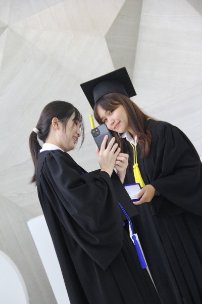 บัณฑิตที่สำเร็จการศึกษา ปีการศึกษา 2564 ร่วมถ่ายรูปจำนวน 8 คน (รอบที่ 1)