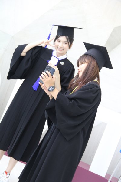 บัณฑิตที่สำเร็จการศึกษา ปีการศึกษา 2564 ร่วมถ่ายรูปจำนวน 8 คน (รอบที่ 1)
