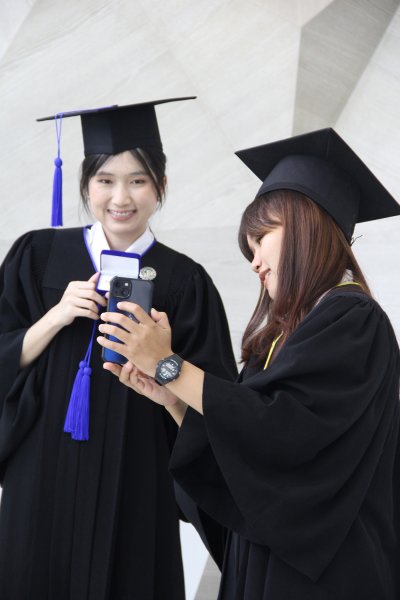 บัณฑิตที่สำเร็จการศึกษา ปีการศึกษา 2564 ร่วมถ่ายรูปจำนวน 8 คน (รอบที่ 1)