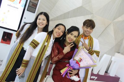 บัณฑิตที่สำเร็จการศึกษา ปีการศึกษา 2564 ร่วมถ่ายรูปจำนวน 8 คน (รอบที่ 1)