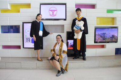 บัณฑิตที่สำเร็จการศึกษา ปีการศึกษา 2564 ร่วมถ่ายรูปจำนวน 3 คน (รอบที่ 2)