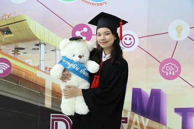 บัณฑิตที่สำเร็จการศึกษา ปีการศึกษา 2565 ร่วมถ่ายรูปจำนวน 12 คน (รอบแรก)