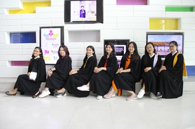 บัณฑิตที่สำเร็จการศึกษา ปีการศึกษา 2565 ร่วมถ่ายรูปจำนวน 12 คน (รอบแรก)