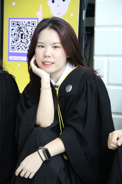 บัณฑิตที่สำเร็จการศึกษา ปีการศึกษา 2565 ร่วมถ่ายรูปจำนวน 12 คน (รอบแรก)