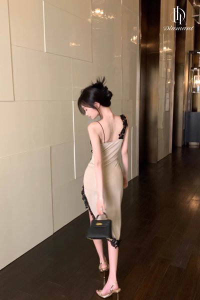 Kylie Dress เดรสปักลายลูกไม้ คอวี ผ่าข้าง ลุคเซ็กซี่