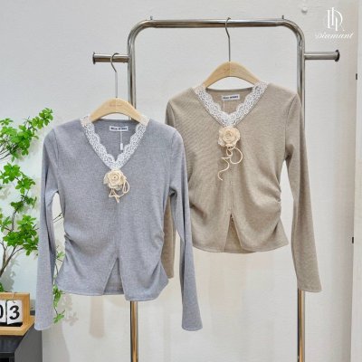 Rosie top, V-neck long-sleeved shirt, stretch fabric, comfortable to wear, with rose brooch