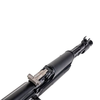 Close-up rear sight dan upper receiver pada VFC AK105 Gas Blowback Rifle.