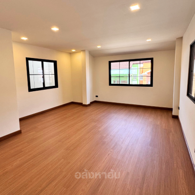 Townhome 3 ชั้น รีโนเวทสวยเสมือนใหม่ 24 ตร.ว. ใกล้แม็คโครพิษณุโลก